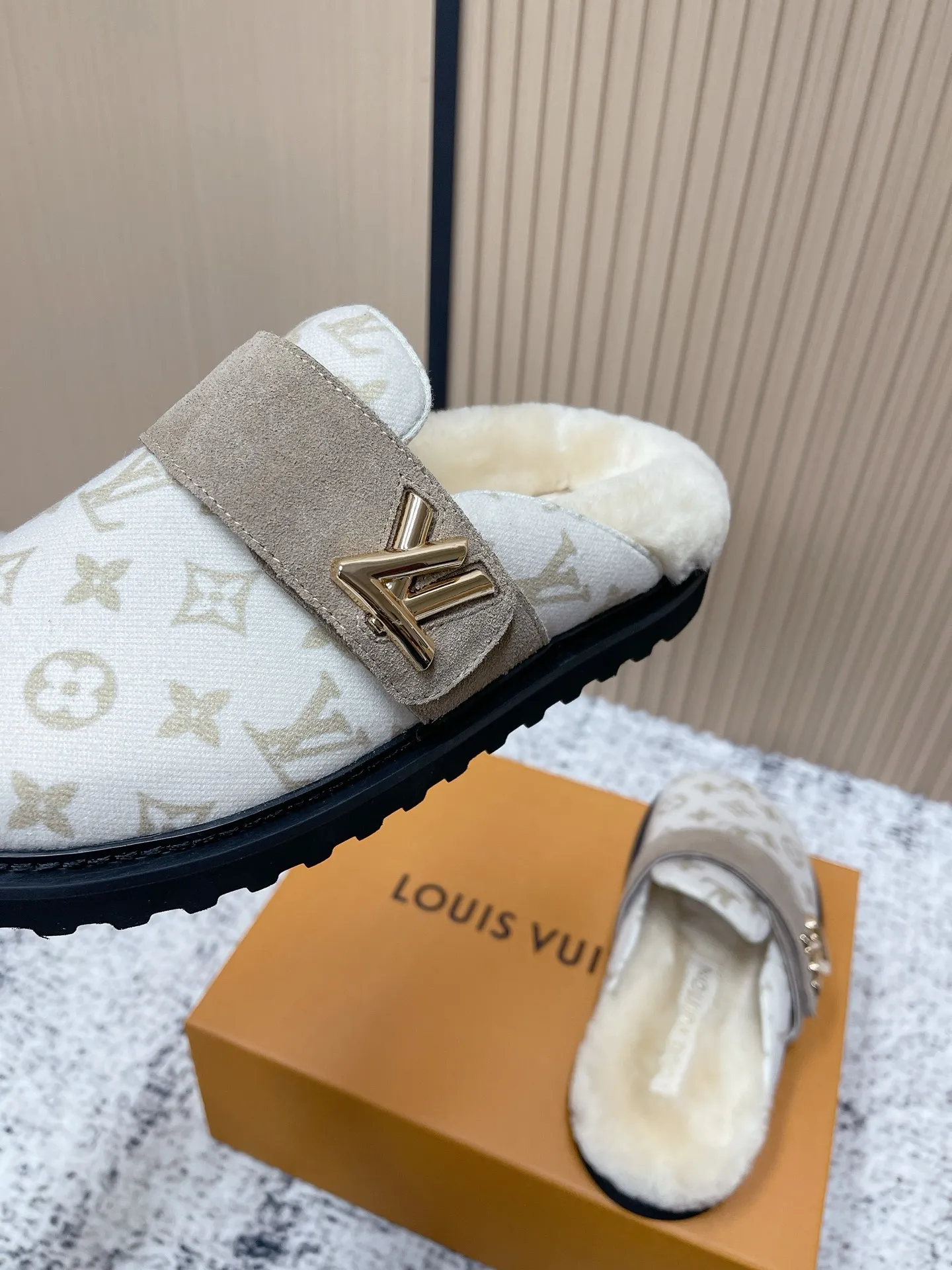 [L Home] P: 500💰 Size: 35-46 (female 40.41, male 45 46 custom-made) Top version Louis vuitton Lv top version LV couple's wool slippers New couple's Birkenstock slippers Cute and loveable, the foot feel is not too good Simple and high-end Sling-hee design Ready to wear and go Good news for lazy people Upper imported cowhide/imported old floral cloth Original hardware buckle, original molded high-density foam outsole Fabric: Yangjing/classic jacquard fabric Lining: imported wool lining Sole: original foam combination sole